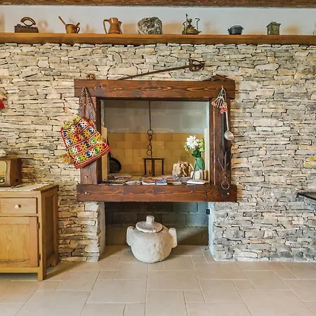 Holiday home Lovely Home In Gornje Tucepi With Kitchen