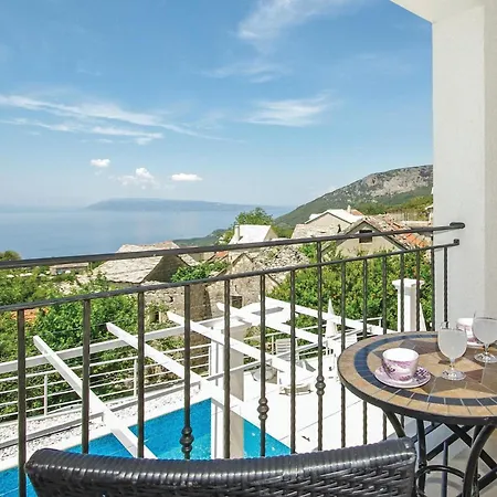 Lovely Home In Gornje Tucepi With Kitchen Holiday home *