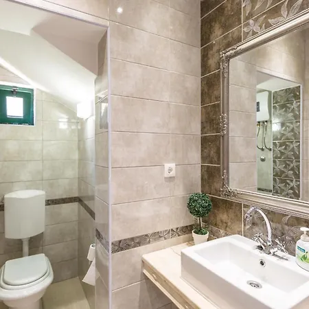 Lovely Home In Gornje Tucepi With Kitchen Tucepi